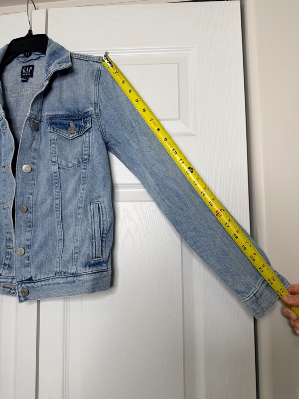 Gap Woman’s Icon Denim Jacket Blue in a light wash finish Size XS - Picture 6 of 6